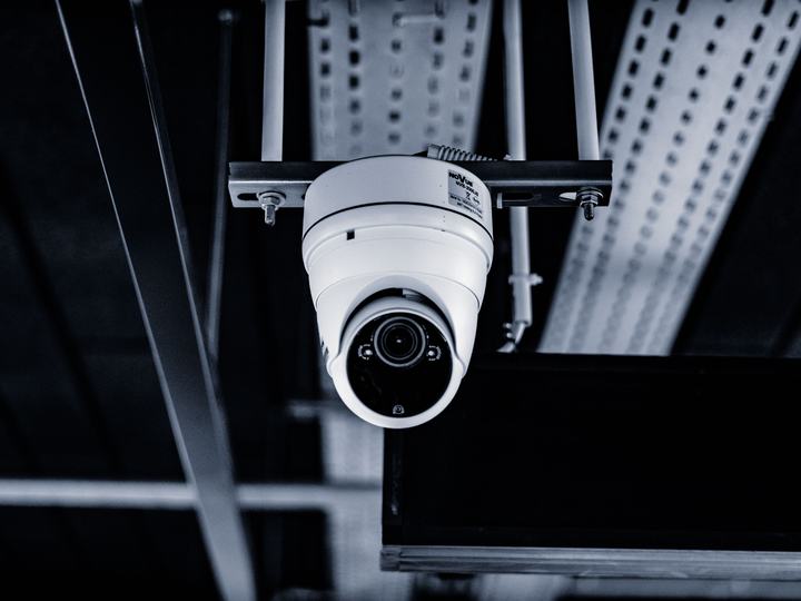 Cámara de seguridad tipo domo instalada en el techo