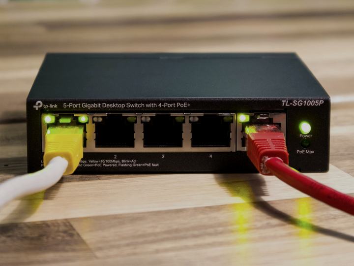 Switch de red pequeño con cables Ethernet conectados