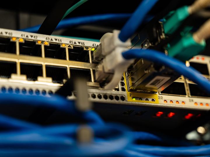 Equipo de red de un rack de servidores con puertos y cableado azul